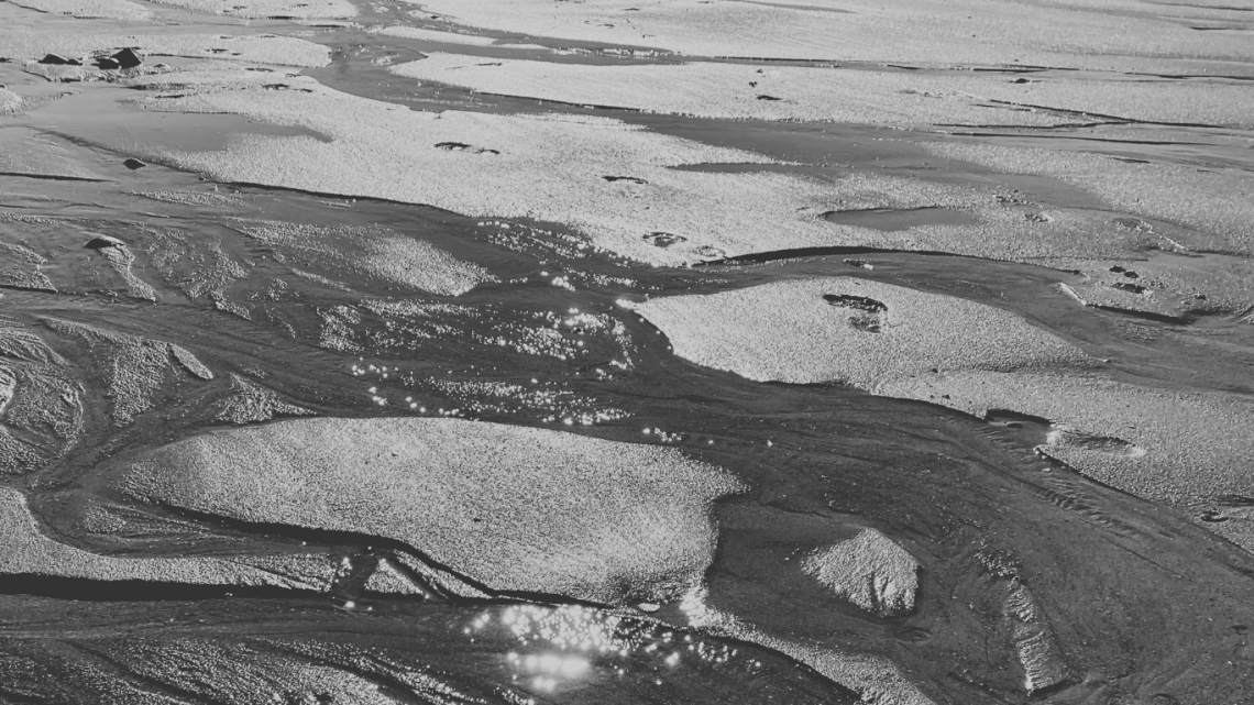 sable mouillé d'une lagune